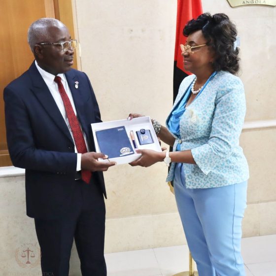 Provedora de Justiça Homenageia Sub-Inspector Luís Kulicolelwa pela sua Aposentadoria