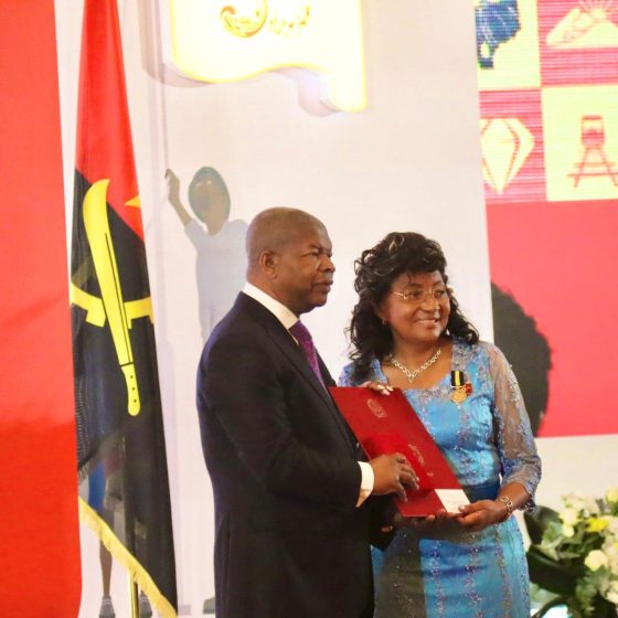 Florbela Araújo Homenageada Pelo Presidente da República nas Condecorações dos 50 Anos aa Independência